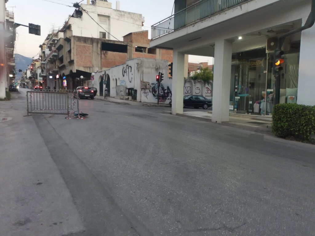Πάτρα: Η Τροχαία κλείνει την Γερμανού και κάποιοι αυθαίρετα μετακινούν τις μπάρες ΦΩΤΟ 7 Πάτρα: Η Τροχαία κλείνει την Γερμανού και κάποιοι αυθαίρετα μετακινούν τις μπάρες ΦΩΤΟ