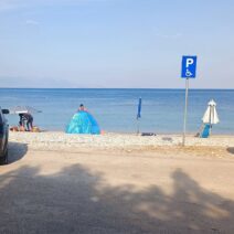 Ακράτα: Αντιδράσεις για παράνομο παρκάρισμα σε θέση ΑμεΑ χωρίς ίχνος σεβασμού
