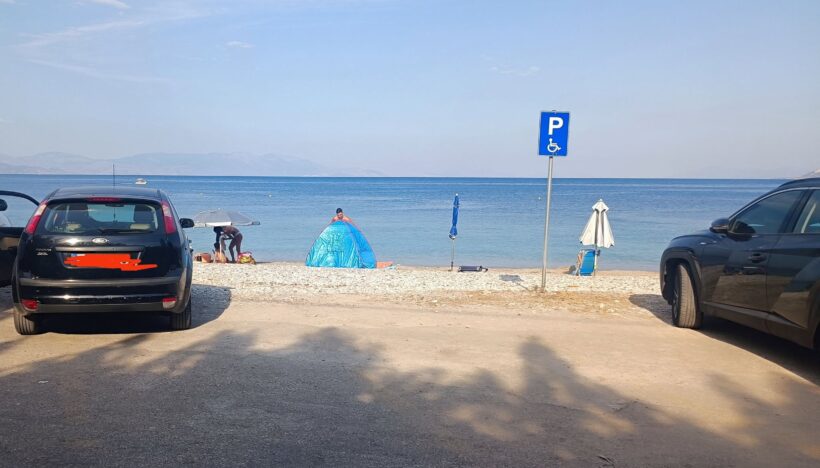 Ακράτα: Αντιδράσεις για παράνομο παρκάρισμα σε θέση ΑμεΑ χωρίς ίχνος σεβασμού