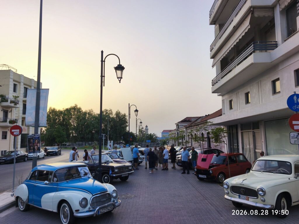 Ιστορικά οχήματα παρκαρισμένα στην οδό Τριών Ναυάρχων με κόσμο να …