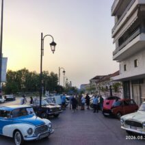 Η Τριών Ναυάρχων γέμισε με ιστορικά οχήματα ΦΩΤΟ 1 Ιστορικά οχήματα παρκαρισμένα στην οδό Τριών Ναυάρχων με κόσμο να …