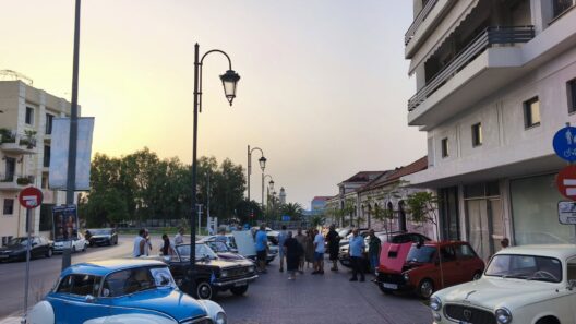 Η Τριών Ναυάρχων γέμισε με ιστορικά οχήματα ΦΩΤΟ 17 Ιστορικά οχήματα παρκαρισμένα στην οδό Τριών Ναυάρχων με κόσμο να …