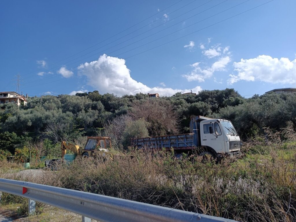 Αιγιάλεια: Εγκαταλελειμμένα οχήματα σε δρόμους, χωράφια και χωριά ΦΩΤΟ 5 Αιγιάλεια: Εγκαταλελειμμένα οχήματα σε δρόμους, χωράφια και χωριά ΦΩΤΟ