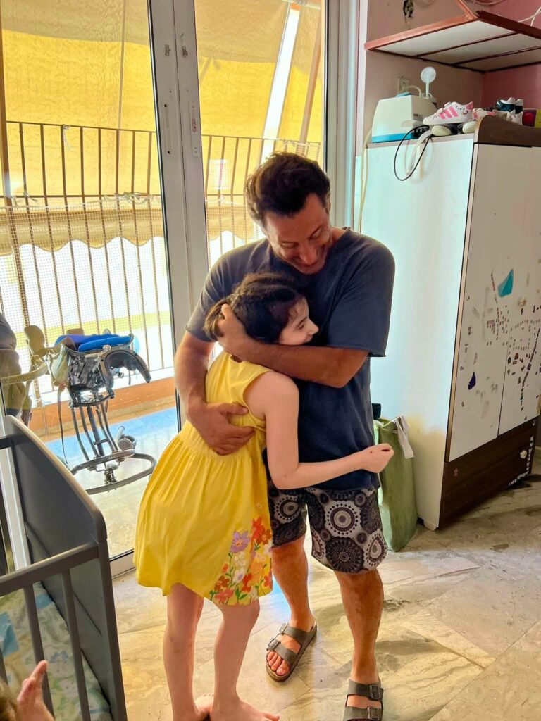 Ο Λευτέρης Ελευθερίου στην «Κιβωτό Αγάπης» στην Πάτρα ΦΩΤΟ