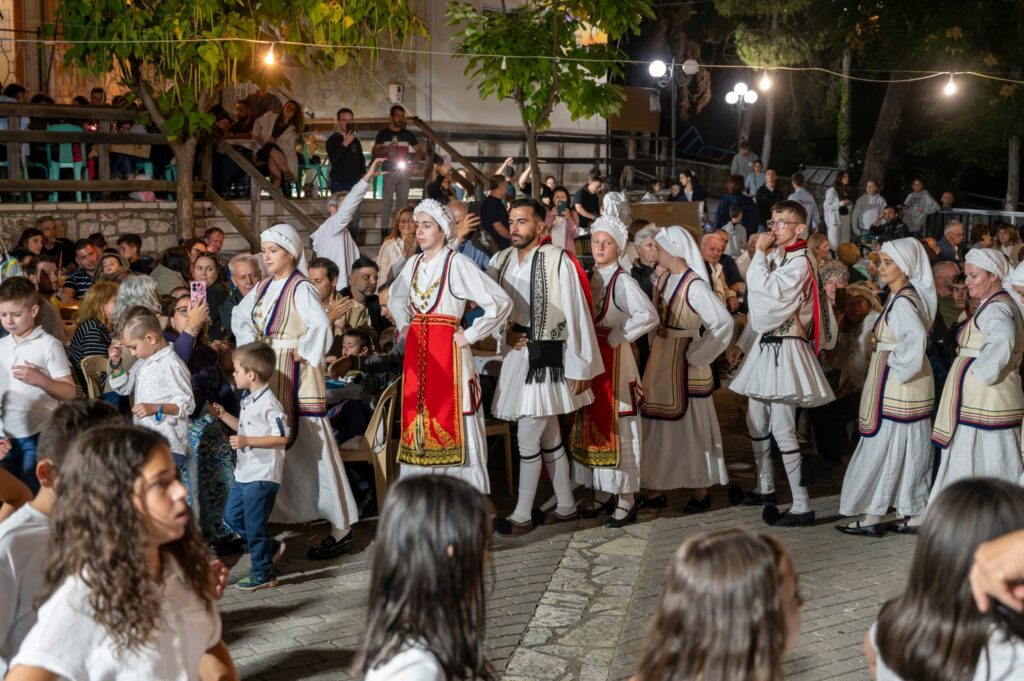 Παραδοσιακή βραδιά με τραγούδι, χορό και μνήμες στη Λυκούρια ΦΩΤΟ