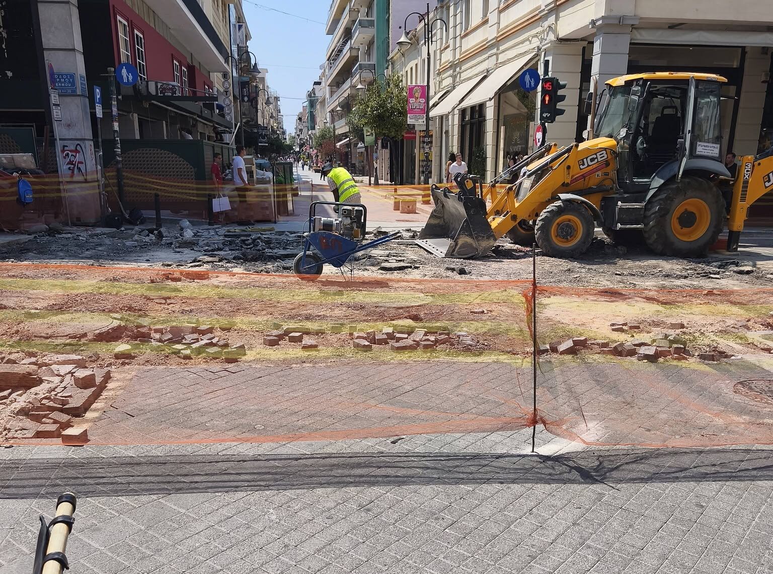 Πάτρα: «Αποφασίζουμε και διατάσσουμε» – Έκλεισαν ολόκληρη την Ερμού χωρίς προειδοποίηση 9 Πάτρα: «Αποφασίζουμε και διατάσσουμε» – Έκλεισαν ολόκληρη την Ερμού χωρίς προειδοποίηση