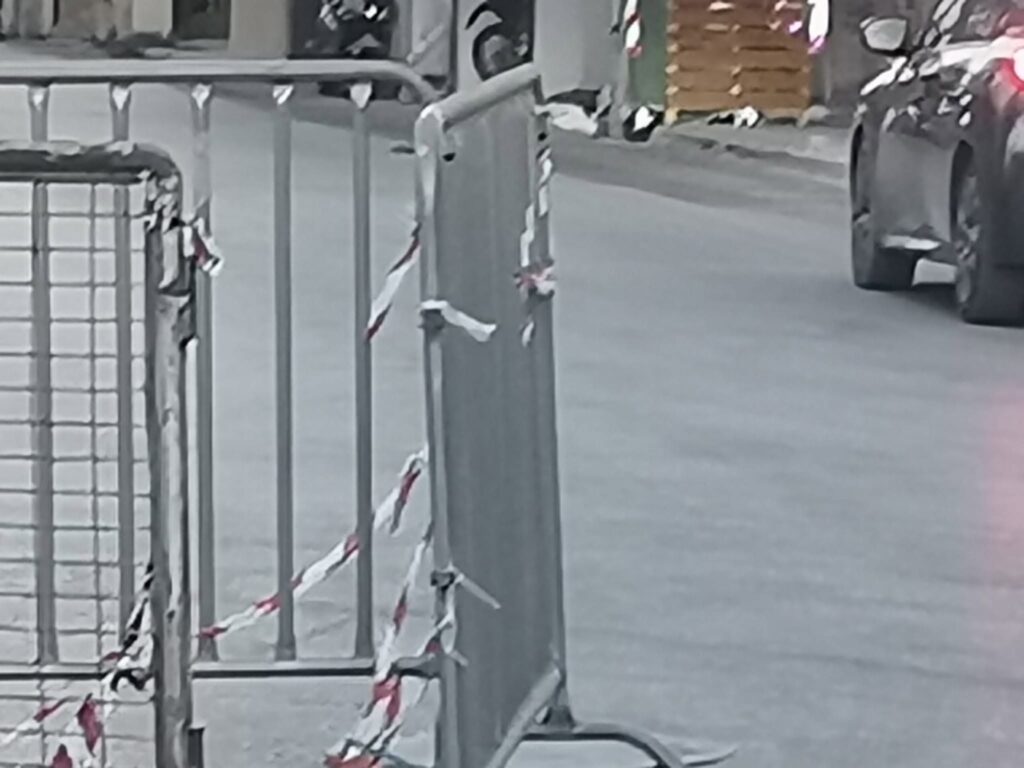 Πάτρα: Η Τροχαία κλείνει την Γερμανού και κάποιοι αυθαίρετα μετακινούν τις μπάρες ΦΩΤΟ 8 Πάτρα: Η Τροχαία κλείνει την Γερμανού και κάποιοι αυθαίρετα μετακινούν τις μπάρες ΦΩΤΟ