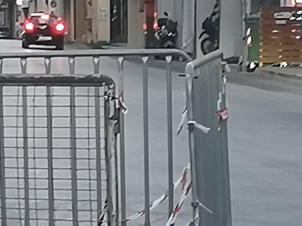 Πάτρα: Η Τροχαία κλείνει την Γερμανού και κάποιοι αυθαίρετα μετακινούν τις μπάρες ΦΩΤΟ