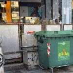 Πάτρα: Κάδοι απορριμμάτων «βιτρίνα» σε πεζοδρόμια έξω από καταστήματα ΦΩΤΟ