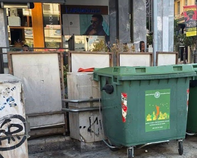 Πάτρα: Κάδοι απορριμμάτων σε πεζοδρόμια «βιτρίνα» έξω από καταστήματα ΦΩΤΟ