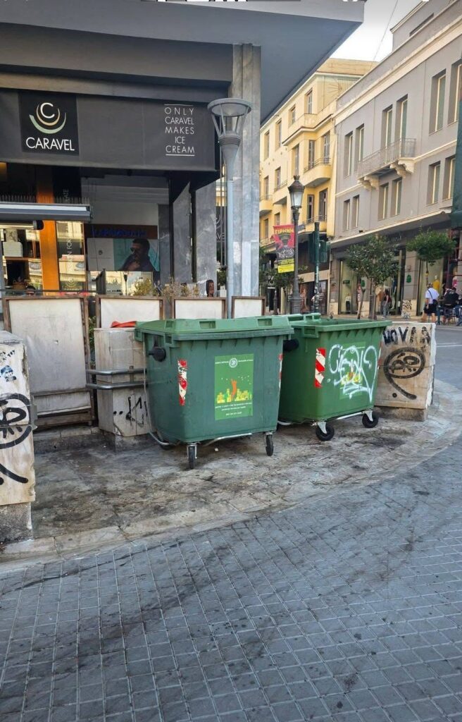 Πάτρα: Κάδοι απορριμμάτων «βιτρίνα» σε πεζοδρόμια έξω από καταστήματα ΦΩΤΟ