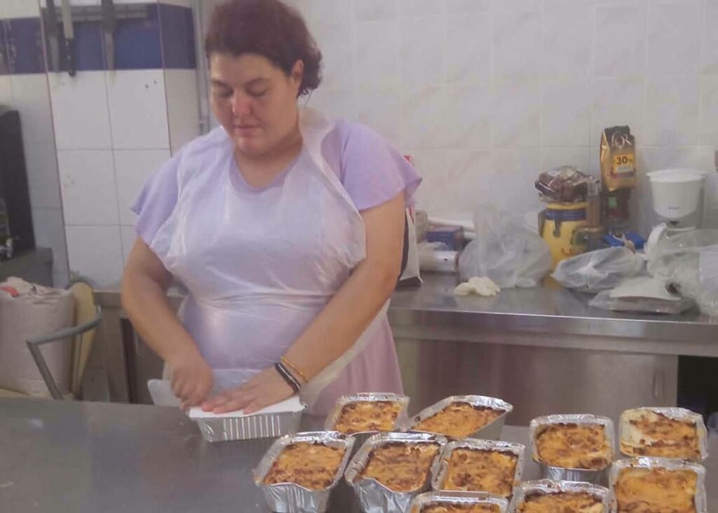 Η «Κουζίνα Αγάπης» στην Πάτρα δεν κάνει διακοπές ΦΩΤΟ