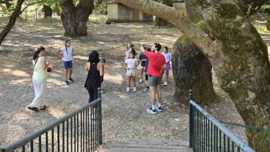 Δρομείς σε φυσικό τοπίο κατά τη διάρκεια εκδήλωσης στο Πλανητέρο.