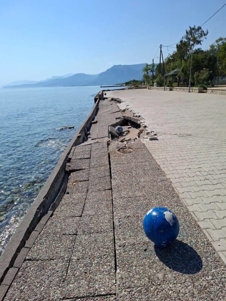 Βαλιμίτικα: Παραλιακό πάρκο με ξηλωμένες πλάκες, υλικά αποχέτευσης και κινδύνους ΒΙΝΤΕΟ-ΦΩΤΟ