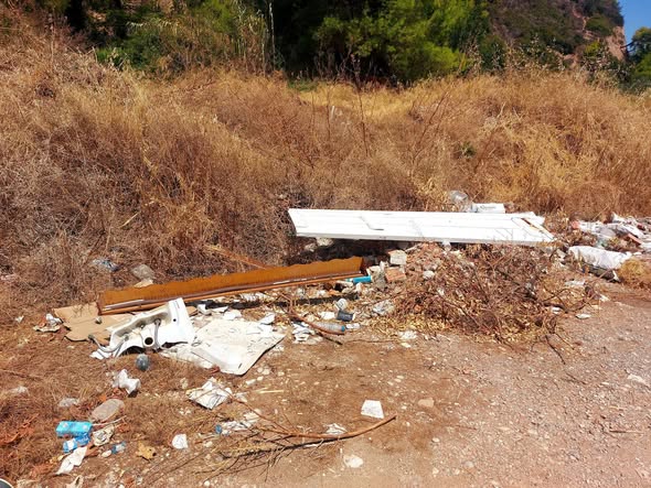 Αχαΐα: Στην διασταύρωση Πούντας – Καλαβρύτων «ευρήματα για τους αρχαιολόγους του μέλλοντος...»! ΦΩΤΟ