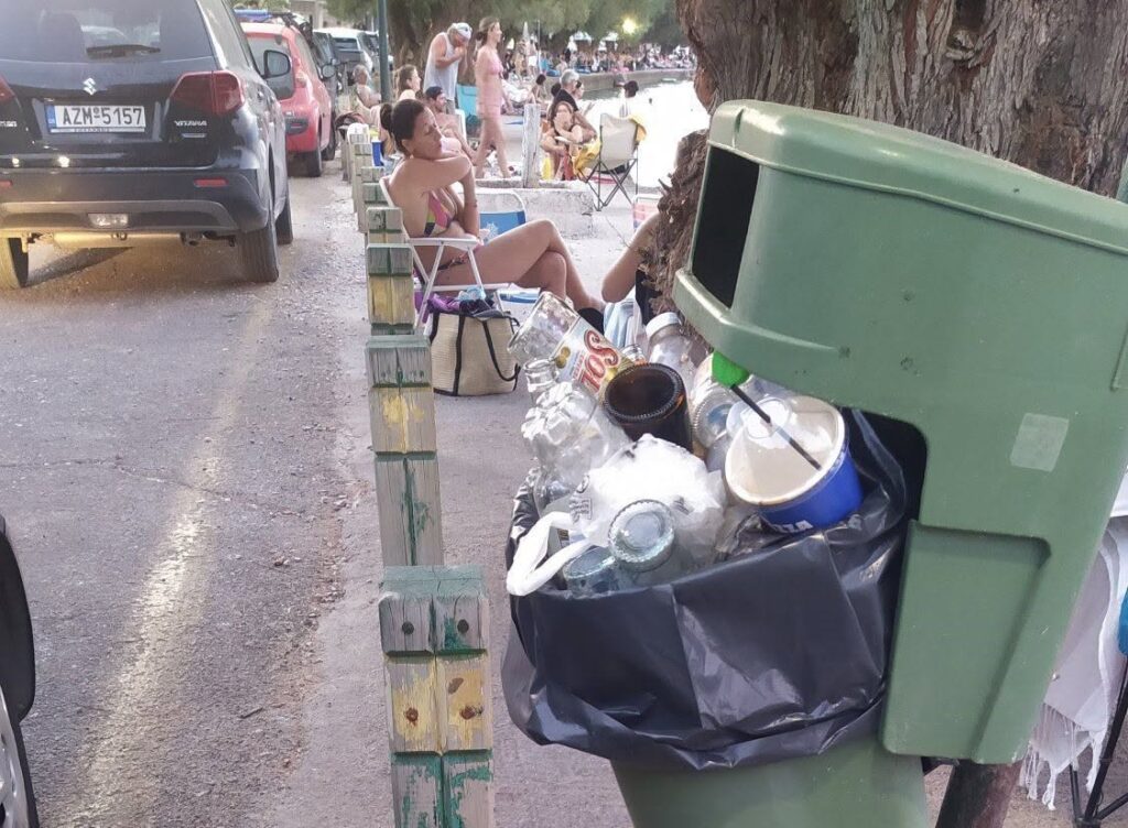 Ψαθόπυργος: Μπάνιο παρέα με ξεχειλισμένους κάδους μια ανάσα από τη θάλασσα ΦΩΤΟ