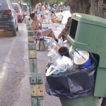 Ψαθόπυργος: Μπάνιο παρέα με ξεχειλισμένους κάδους μια ανάσα από τη θάλασσα ΦΩΤΟ