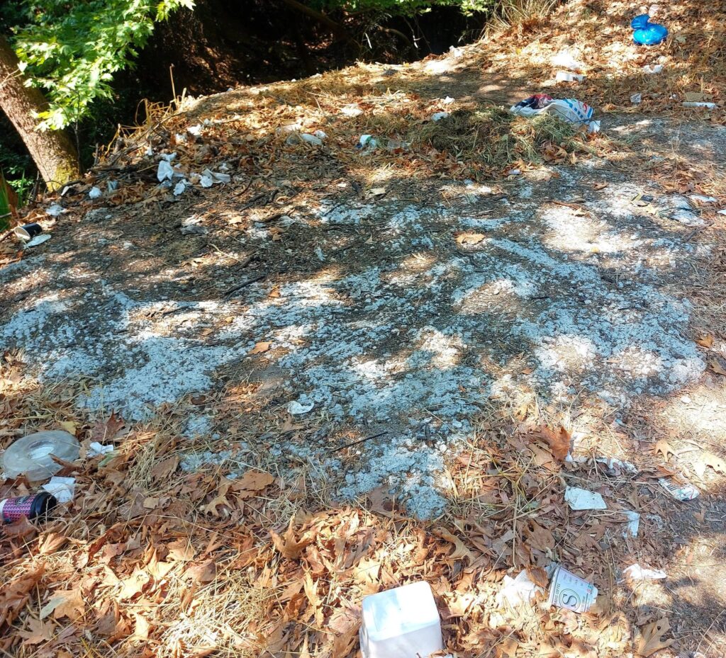 Αχαΐα: Στην διασταύρωση Πούντας – Καλαβρύτων «ευρήματα για τους αρχαιολόγους του μέλλοντος...»! ΦΩΤΟ