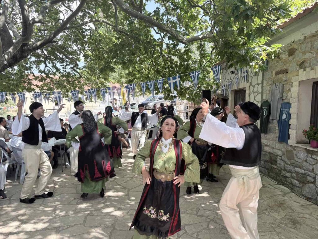 Το χορευτικό της Χαλανδρίτσας στο «Γκέρμπεσι» ΒΙΝΤΕΟ-ΦΩΤΟ 13 Το χορευτικό της Χαλανδρίτσας στο «Γκέρμπεσι» ΒΙΝΤΕΟ-ΦΩΤΟ