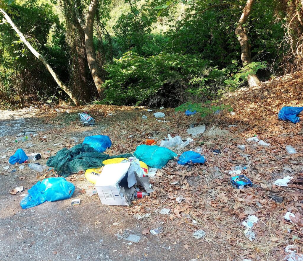 Αχαΐα: Στην διασταύρωση Πούντας – Καλαβρύτων «ευρήματα για τους αρχαιολόγους του μέλλοντος...»! ΦΩΤΟ