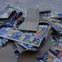 Παράδειγμα προς μίμηση ο Εκπολιτιστικός Σύλλογος Καλάνιστρας ΦΩΤΟ 1 Πεταμένα, σκισμένα διαφημιστικά φυλλάδια εκδηλώσεων με πρόσωπα κα…