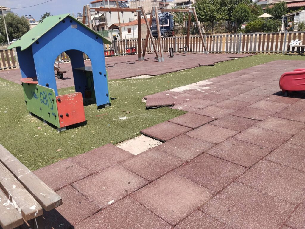 Δυτική Αχαΐα: Επικινδυνότητα σε κάποιες Παιδικές χαρές που ελλοχεύουν τραυματισμούς ΦΩΤΟ 11 Δυτική Αχαΐα: Επικινδυνότητα σε κάποιες Παιδικές χαρές που ελλοχεύουν τραυματισμούς ΦΩΤΟ