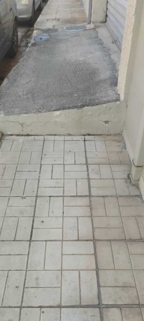 Ζαρουχλέικα: Πεζοδρόμια «ζούγκλα» με χόρτα και σκουπίδια ΦΩΤΟ