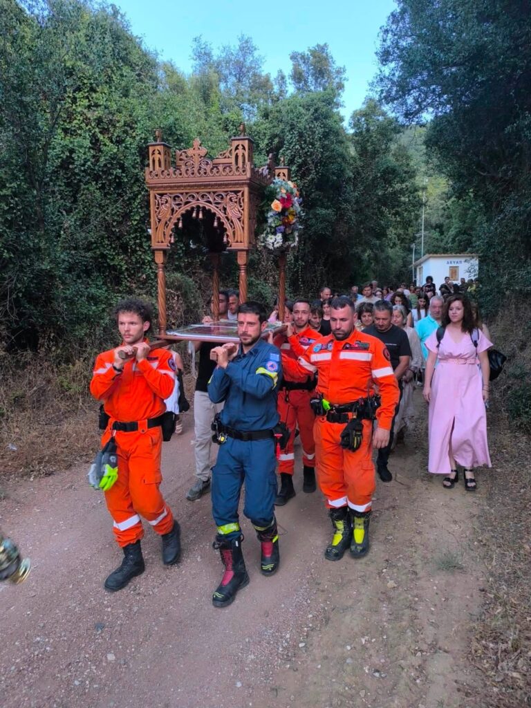Το Σωματείο Εθελοντών Πυροσβεστών στην περιφορά της Παναγίας στο Μοναστήρι του Μπάλα Πατρών ΦΩΤΟ 5 Το Σωματείο Εθελοντών Πυροσβεστών στην περιφορά της Παναγίας στο Μοναστήρι του Μπάλα Πατρών ΦΩΤΟ