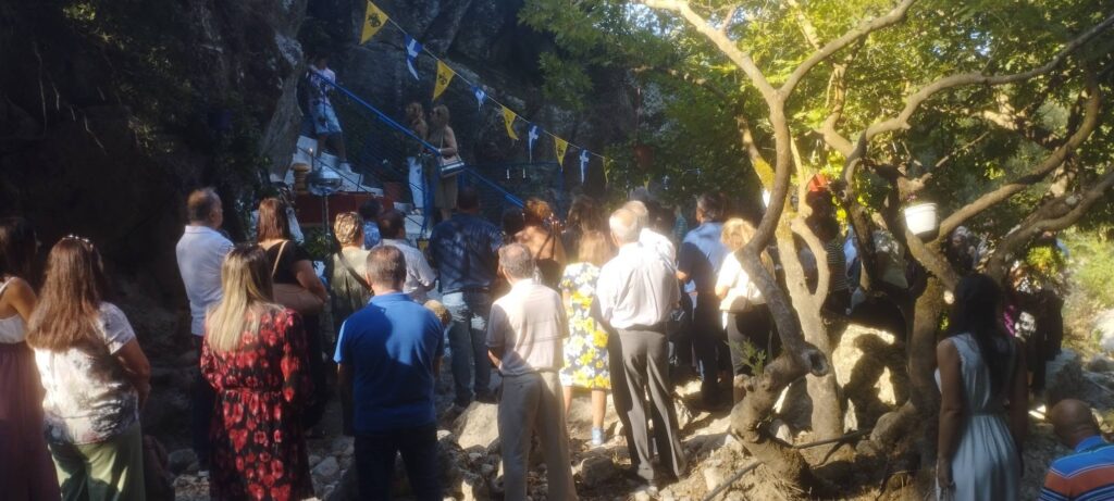 Θρησκευτική κατάνυξη στο Σπήλαιο της Παναγίας Κάτω Δροσιάς ΦΩΤΟ