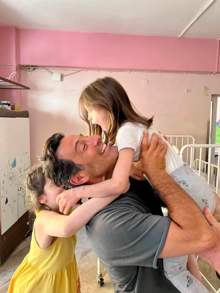 Ο Λευτέρης Ελευθερίου στην «Κιβωτό Αγάπης» στην Πάτρα ΦΩΤΟ