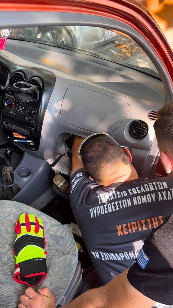 Πάτρα: Απεγκλωβισμός γάτας που είχε παγιδευτεί σε αυτοκίνητο από Εθελοντές Πυροσβέστες ΦΩΤΟ 5 Πάτρα: Απεγκλωβισμός γάτας που είχε παγιδευτεί σε αυτοκίνητο από Εθελοντές Πυροσβέστες ΦΩΤΟ