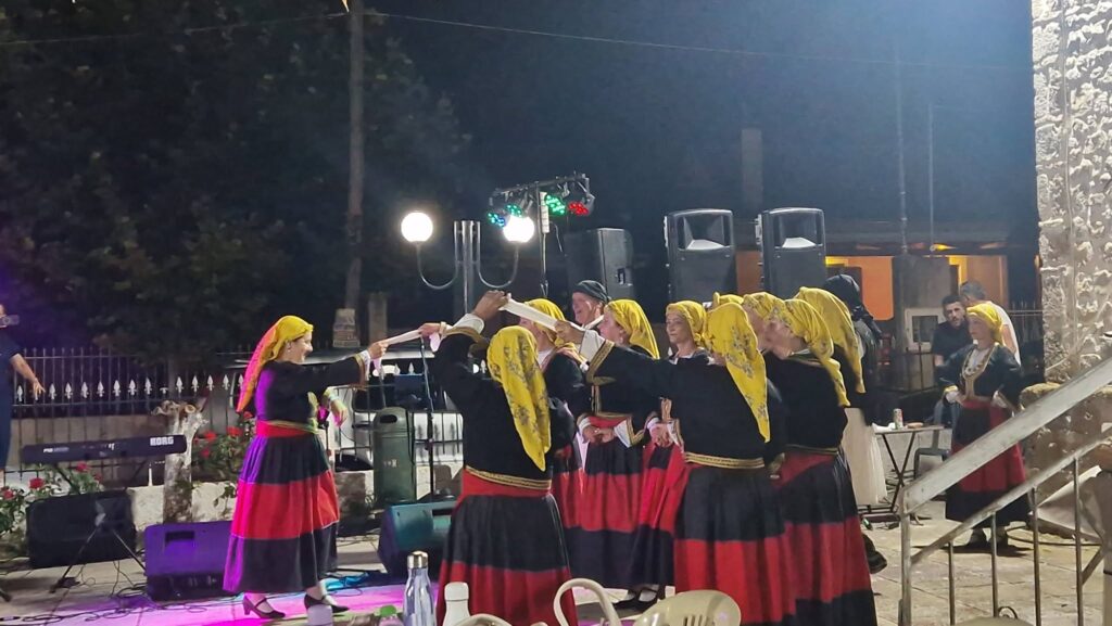 Χορευτές με παραδοσιακές στολές χορεύουν σε νυχτερινή γιορτή στην…