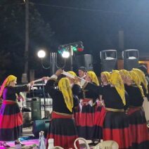 Χορευτές με παραδοσιακές στολές χορεύουν σε νυχτερινή γιορτή στην…