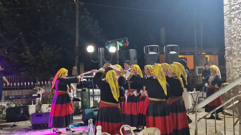 Η Γιορτή Σταφίδας στην Άνω Αχαΐα ΒΙΝΤΕΟ-ΦΩΤΟ 4 Χορευτές με παραδοσιακές στολές χορεύουν σε νυχτερινή γιορτή στην…