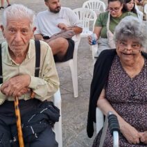 Σελιάνα: Συγκινεί ζευγάρι γερόντων σε παράσταση Καραγκιόζη μαζί με τα παιδιά ΦΩΤΟ  