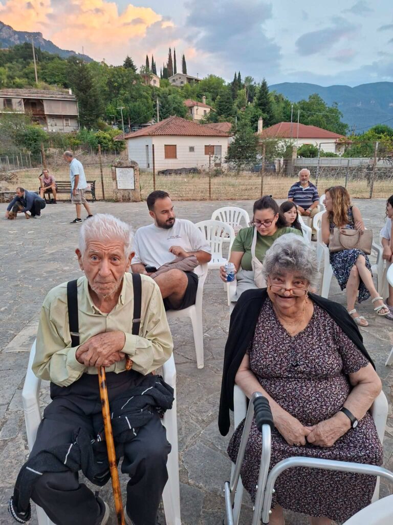 Σελιάνα: Συγκινεί ζευγάρι γερόντων σε παράσταση Καραγκιόζη μαζί με τα παιδιά ΦΩΤΟ 5 Σελιάνα: Συγκινεί ζευγάρι γερόντων σε παράσταση Καραγκιόζη μαζί με τα παιδιά ΦΩΤΟ