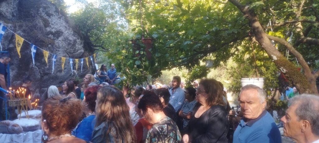 Θρησκευτική κατάνυξη στο Σπήλαιο της Παναγίας Κάτω Δροσιάς ΦΩΤΟ 7 Θρησκευτική κατάνυξη στο Σπήλαιο της Παναγίας Κάτω Δροσιάς ΦΩΤΟ