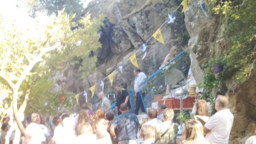 Θρησκευτική κατάνυξη στο Σπῆλαιο της Παναγίας Κάτω Δροσιάς