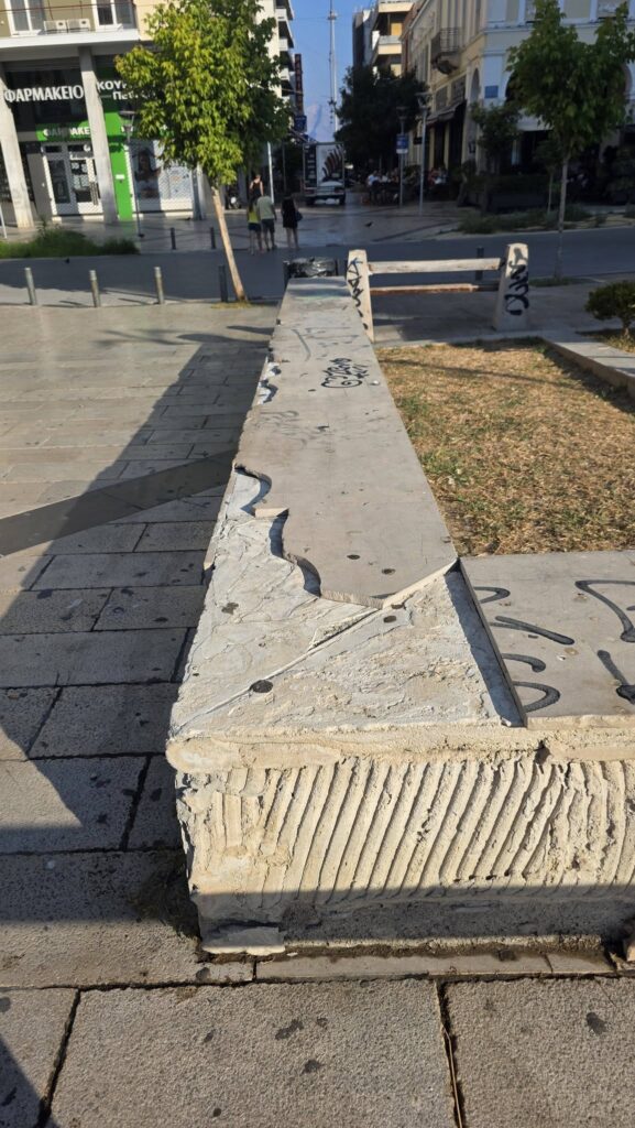 Πάτρα: Δυσοσμία, φθορές και ξεραμένο πράσινο - Στους πεζοδρόμους του Κέντρου ΦΩΤΟ