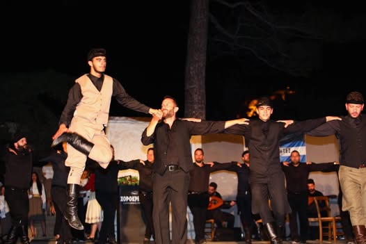 Ρέθυμνο: Θρήνος για πρωτοχορευτή που σκοτώθηκε σε τροχαίο ΦΩΤΟ 5 Ρέθυμνο: Θρήνος για πρωτοχορευτή που σκοτώθηκε σε τροχαίο ΦΩΤΟ