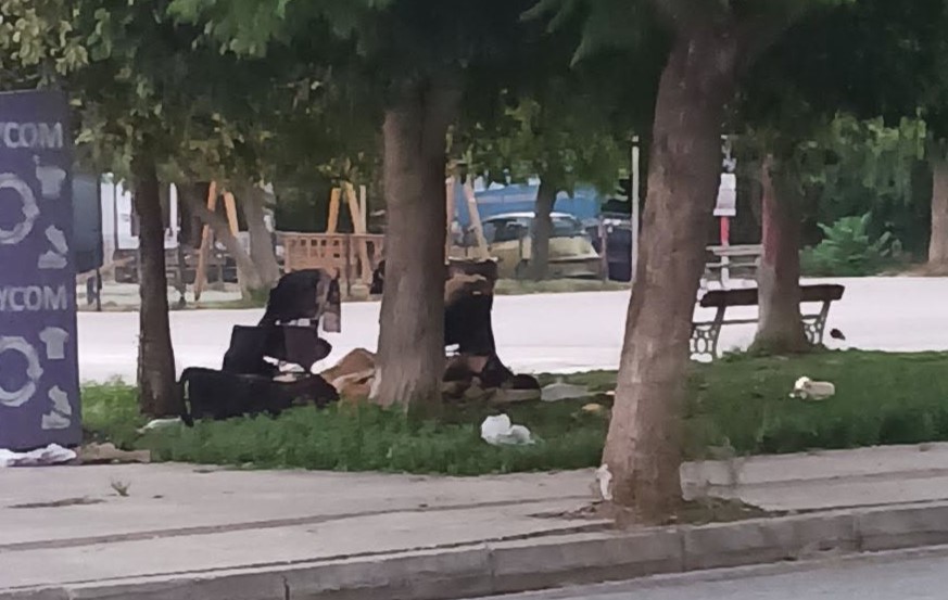 Αγυιά: «Καμπ» Ρομά δίπλα στο γήπεδο της Παναχαϊκής όπου παίζουν παιδιά ΦΩΤΟ