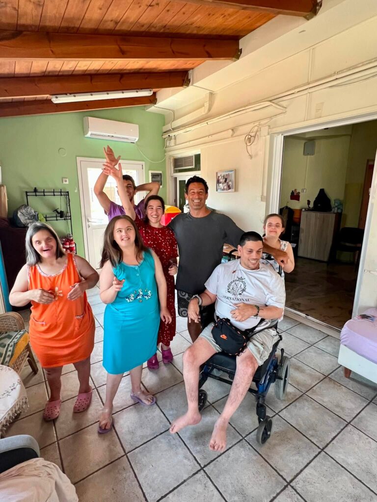 Ο Λευτέρης Ελευθερίου στην «Κιβωτό Αγάπης» στην Πάτρα ΦΩΤΟ