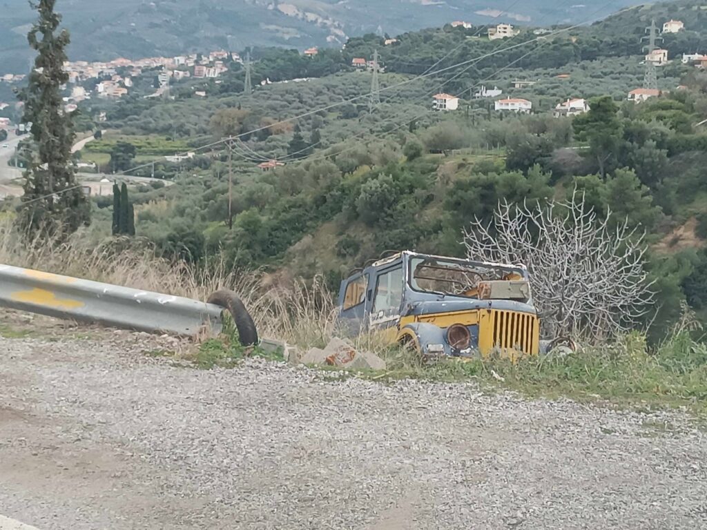 Αιγιάλεια: Εγκαταλελειμμένα οχήματα σε δρόμους, χωράφια και χωριά ΦΩΤΟ 9 Αιγιάλεια: Εγκαταλελειμμένα οχήματα σε δρόμους, χωράφια και χωριά ΦΩΤΟ