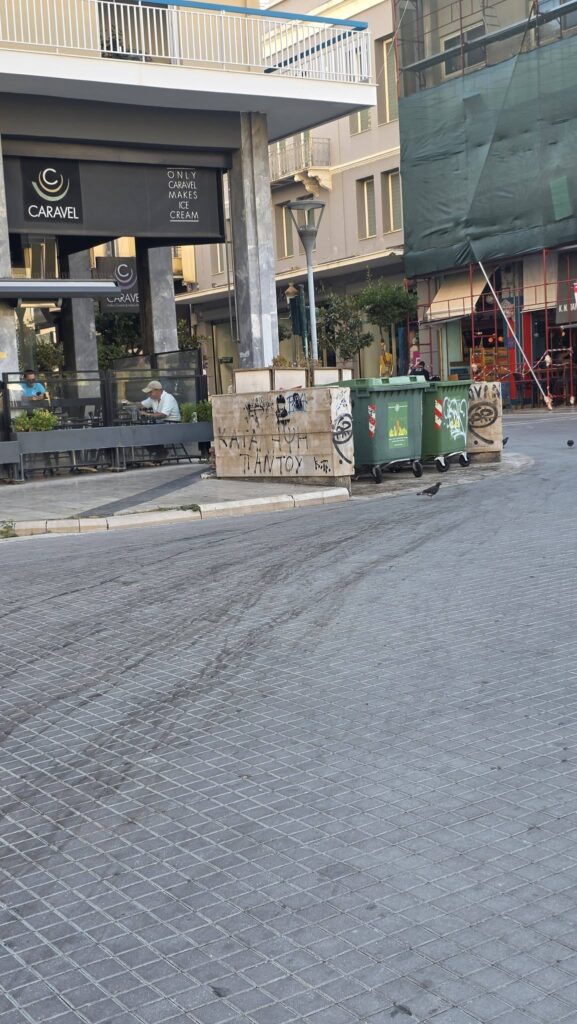 Πάτρα: Κάδοι απορριμμάτων «βιτρίνα» σε πεζοδρόμια έξω από καταστήματα ΦΩΤΟ
