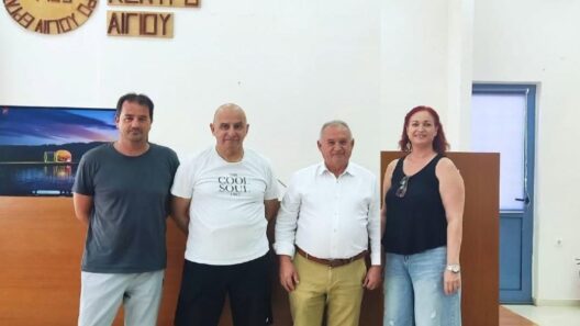 Τέσσερα άτομα, τρεις άνδρες και μία γυναίκα, ποζάρουν μπροστά στο Ε…