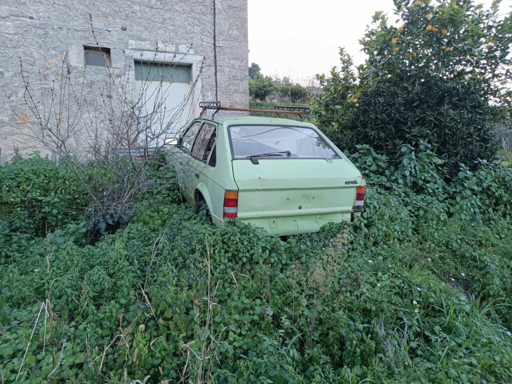 Αιγιάλεια: Εγκαταλελειμμένα οχήματα σε δρόμους, χωράφια και χωριά ΦΩΤΟ 7 Αιγιάλεια: Εγκαταλελειμμένα οχήματα σε δρόμους, χωράφια και χωριά ΦΩΤΟ