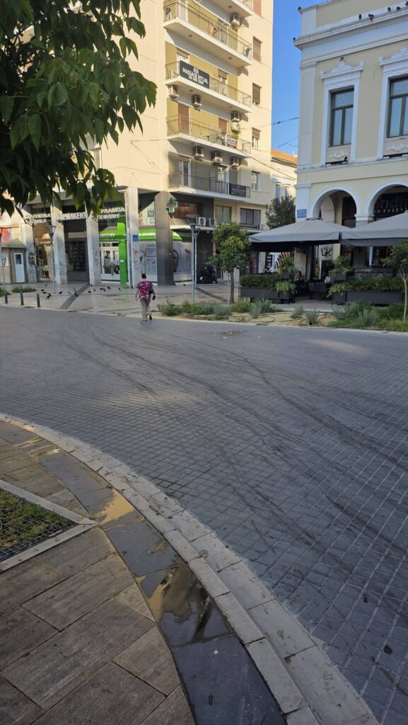 Πάτρα: Δυσοσμία, φθορές και ξεραμένο πράσινο - Στους πεζοδρόμους του Κέντρου ΦΩΤΟ