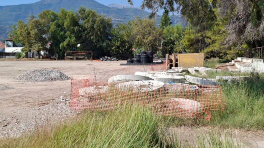 Βαλιμίτικα: Παραλιακό πάρκο με ξηλωμένες πλάκες, υλικά αποχέτευσης και κινδύνους ΒΙΝΤΕΟ-ΦΩΤΟ