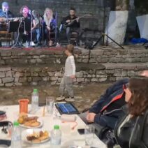Πιτσιρικάς χόρεψε και έκλεψε την παράσταση στο Λειβάρτζι ΒΙΝΤΕΟ