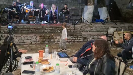 Πιτσιρικάς χόρεψε και έκλεψε την παράσταση στο Λειβάρτζι ΒΙΝΤΕΟ
